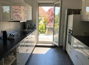 Køkken eller tekøkken på Helle Premium Ferienwohnung Christine Zweibrücken Ruhig Citynah, 100qm, Sonnentrasse