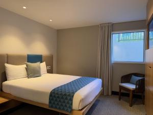 เตียงในห้องที่ mi-pad Queenstown