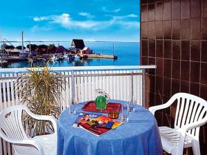リニャーノ・サッビアドーロにあるCasa Marinaのバルコニーに青いテーブルクロス付きのテーブル