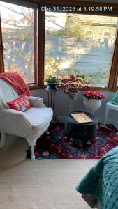 een woonkamer met een bank en een raam bij Riverhouse Hidden Gem in The Dalles