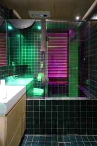 Koupelna v ubytování Entire apartment or single rooms in Homegarden Park near Camp Humprehys + 85 fotografií