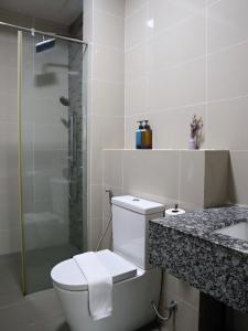 Et badeværelse på 5 pax Santorini Colour Themed Suite at Paradigm Mall,PJ