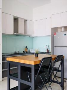 Køkken eller tekøkken på 5 pax Santorini Colour Themed Suite at Paradigm Mall,PJ