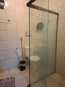 een badkamer met toilet en glazen douche bij Pousada UFPE INN in Recife +86 foto's