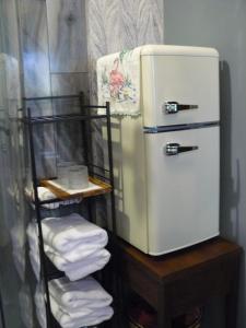 een witte koelkast naast een plank met handdoeken bij Riverhouse Hidden Gem in The Dalles +37 foto's