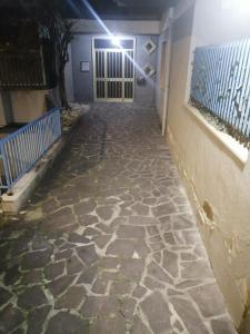 un corridoio con una passerella in pietra che conduce a una porta di La Casa di Teresa a Popoli