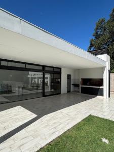 an external view of a house with a patio at Dalcar Apart in Río Cuarto