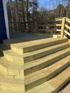 een terras dat aan een huis gebouwd moet worden bij Tree of life in Temple