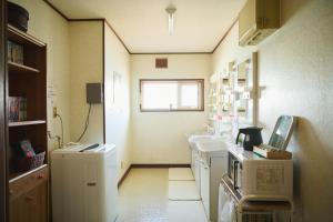 a small bathroom with two sinks and a window at 旅館おぎた Ryokan Ogita - near Shiraoi Station in Shiraoi +40 photos