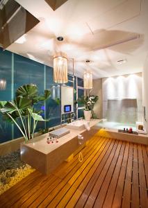 Habitación grande con baño con bañera y lavabo. en Changhua Laurel Boutique Motel, en Changhua City