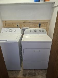 a stove and a washer and dryer in a room at Sunshine village in Euless