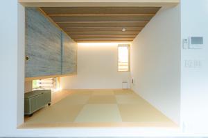 ein leerer Raum mit Holzdecke in der Unterkunft HiTOSE in Takashima + 13 Fotos