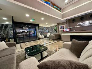 Khu vực ghế ngồi tại Aven Hotel +33 ảnh