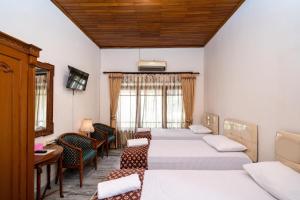 En eller flere senge i et værelse på D Ajenk Boutique Guesthouse