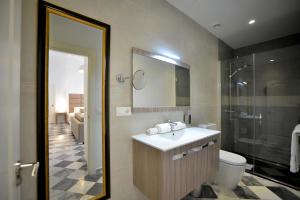 Koupelna v ubytování El Armador Casa Palacio by Luxury Suites Cádiz + 37 fotografií