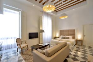 El Armador Casa Palacio by Luxury Suites Cádiz的电视和/或娱乐中心