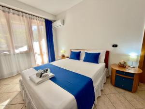 ein Schlafzimmer mit zwei Betten mit blau-weißer Bettwäsche in der Unterkunft Villa Ruffilli in Benevento