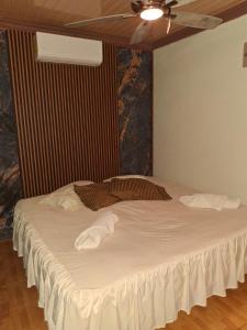 En eller flere senge i et værelse på Casa el Jardin