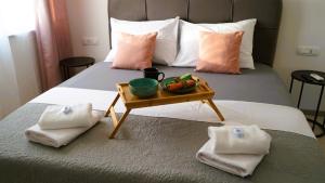een dienblad met een fruitschaal op een bed bij Villa Luminosa by Villas Guide in Šmrika +16 foto's