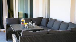 een bank en een tafel met drankjes erop bij Villa Luminosa by Villas Guide in Šmrika