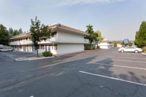 an empty parking lot in front of a building at Motel 6 Weed - Mount Shasta in Weed