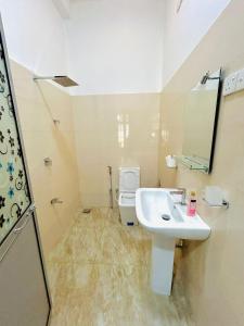 a bathroom with a sink and a toilet at Blue Heaven Guest House Wellawaya in Wellawaya +5 photos