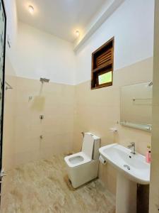 a bathroom with a toilet and a sink at Blue Heaven Guest House Wellawaya in Wellawaya