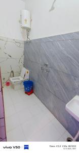 a bathroom with a toilet and a water tank at Vishal guest house in Juliāsar