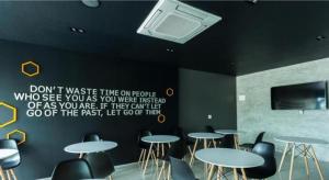 een kamer met tafels en stoelen en een tv bij Seven bee boutique hotel in Surin