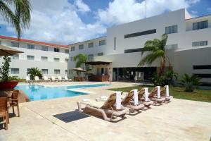 Бассейн в Wyndham Garden Playa del Carmen или поблизости