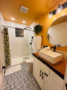 een badkamer met een wastafel, een toilet en een douche bij Southern Pines Gem with 2 Master-King Suites in Southern Pines