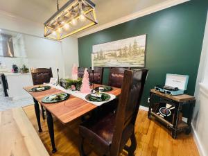 een eetkamer met een houten tafel en stoelen bij Southern Pines Gem with 2 Master-King Suites in Southern Pines