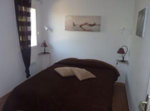 Un dormitorio con una cama y un cuadro en la pared. en Le Mazet 40, en Saint-Rémy-de-Provence 30 fotos más