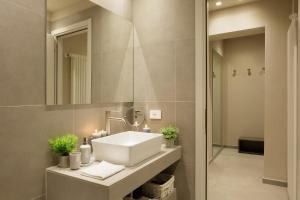 een badkamer met een wastafel en een spiegel bij Orta Paradise 26 in Orta San Giulio