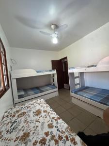 a bedroom with two bunk beds and a ceiling at Casa com piscina Perto Da Praia Em FIGUEIRA in Arraial do Cabo +22 photos