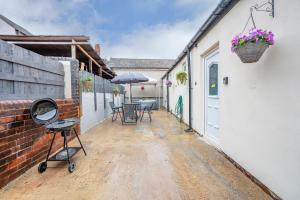 a patio with a table and chairs and an umbrella at -2AA- for your most relaxed & cosy stay in Beeston