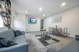 a living room with a couch and a table at -2AA- for your most relaxed & cosy stay in Beeston