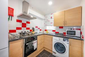 a kitchen with a washing machine and a washer at -2AA- for your most relaxed & cosy stay in Beeston
