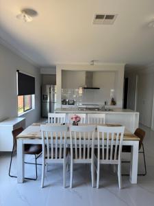 een keuken en eetkamer met een tafel en stoelen bij Nine in Grovedale