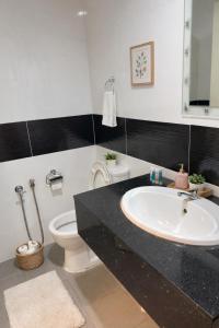 Phòng tắm tại Georgetown High-Floor Seaview Modern Suite 2BR Condo Next to Gurney 23A +19 ảnh