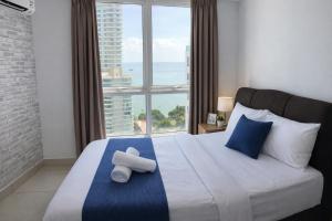 Giường trong phòng chung tại Georgetown High-Floor Seaview Modern Suite 2BR Condo Next to Gurney 23A