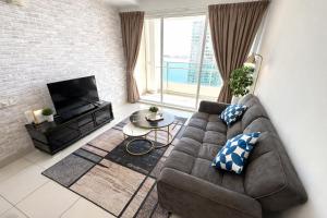 Khu vực ghế ngồi tại Georgetown High-Floor Seaview Modern Suite 2BR Condo Next to Gurney 23A