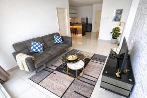 Khu vực ghế ngồi tại Georgetown High-Floor Seaview Modern Suite 2BR Condo Next to Gurney 23A