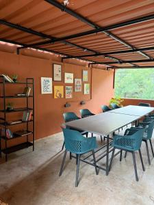 een vergaderruimte met een lange tafel en stoelen bij OffDuty Hostel Koregaon Park in Pune