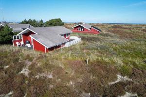 due case rosse in un prato di Lovely Summer House On Natural Grounds a Frøstrup