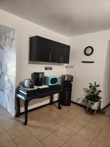 Køkken eller tekøkken på Orangewood & 51Ave Homestay - Not a Hotel