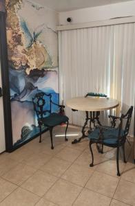 Et opholdsområde på Orangewood & 51Ave Homestay - Not a Hotel