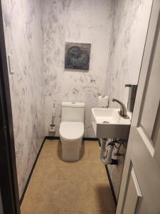 Et badeværelse på Orangewood & 51Ave Homestay - Not a Hotel