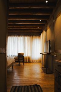 een woonkamer met een bank en een groot raam bij Dera Lamsa Resort Shigar in Shigar +69 foto's