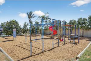 un parco giochi con uno scivolo nella sabbia di Discovery Parks - Carnarvon a Carnarvon
